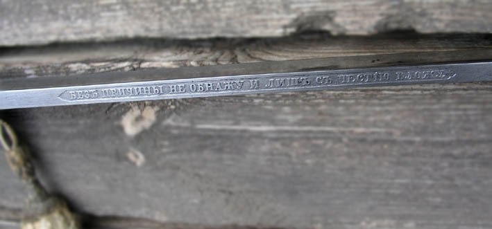 "�l� koskaan syytt� paljasta, �l�k� kunniatta tuppeen laita"