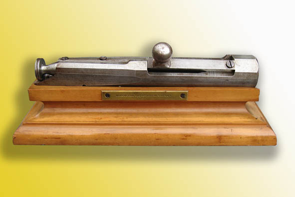 Ishevskin tehtaan valmistama esittelykappale Kasakka-Berdanin lukkorungosta tehtaan p��llik�lle.