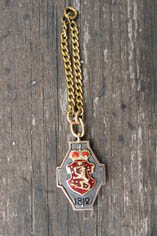 Kadettikoulun jetoni, hopeaa, kultaa, emalia. Leijona keisarillisella kruunulla.