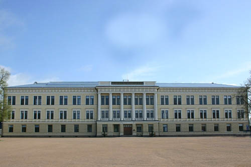 Kadettikoulun p��rakennus on valmistunut vuonna 1898 arkkitehti Jac. Ahrenbergin mukaan.