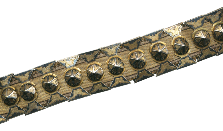 Kasakka-alueilla k�ytetty kansallisvy� (niellohopeaa, kultakoristelua,brogadia)