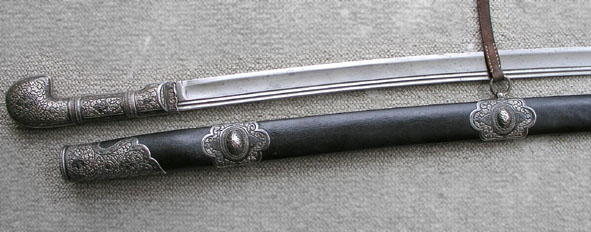 Kauk�aasialainen kasakkaupseerin Shaska, koristeina niellohopeaa.