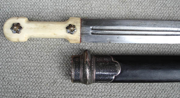 Mursua, niellohopeaa....