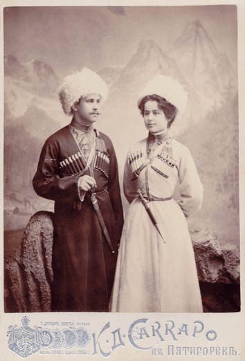 Kasakkapariskunta kuvassa 1900-luvun taitteessa