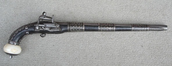 Kasakkapistooli; mursunluuta, niellohopeaa, damastia...