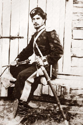 Orenburgin kasakkaupseeri toisessa k�dess��n shaska ja toisessa nagaika...