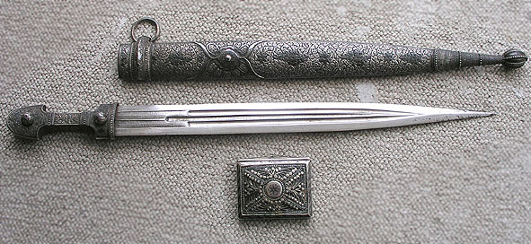 Kasakka-kinzahl ja vy�ss� kannettava nallirasia, niellohopeaa.