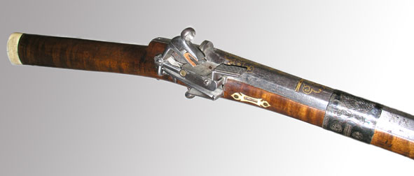 Piilukkoinen kasakoiden k�ytt�m� kiv��ri, koristeina nielloa, mursunluuta ja kultaupotusta.