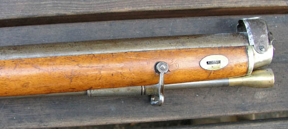 Suojattu jyv�, pistimen kiinnitys puuttuu.