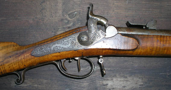 Snellarilaukaisu, kaiverrettu lukkorunko.