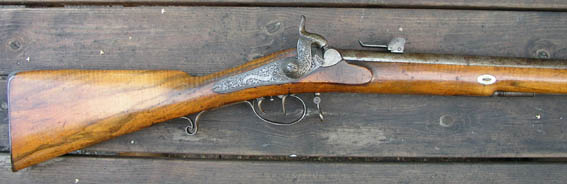 Valikoitu tukki, yksil�llisesti kaiverretut metalliosat.