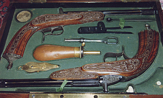 Pistoolipari; toinen suustaladattava, toinen takaa (piikkipanos)