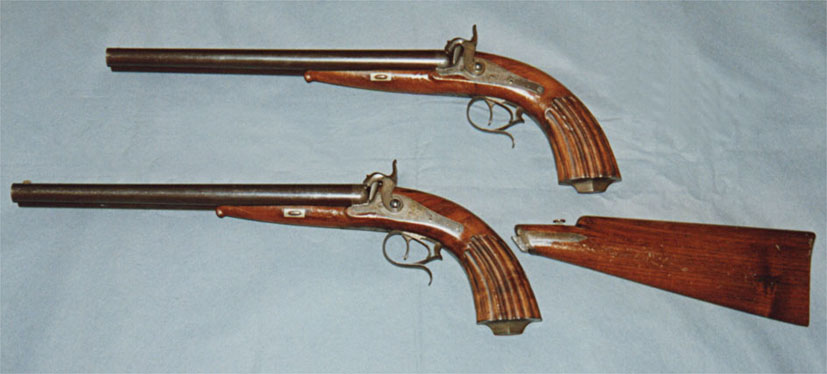 Harvinainen pistoolipari Suomesta; kaksipiippuiset (toinen piippu rihlattu, toinen sile�)