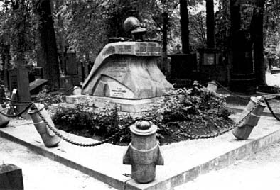 Ramsay-suvun hauta ja linkki -Suomen Kaartin upseeristo-