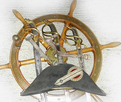 Ven�l�isen ruorin p��ll� laivastoupseerin miekat ja upseerihattu