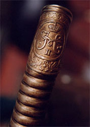 Nikolai II monogrammi kultamiekan kahvassa