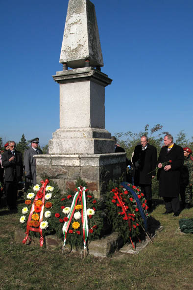 Paavo lipponen on laskenut muistoseppeleen