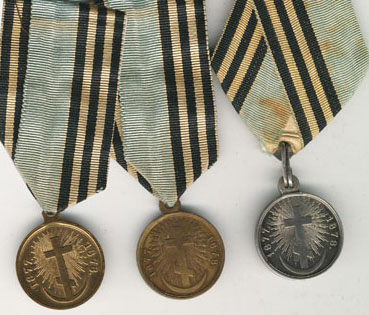 Turkin sodan muistomitalli hopeisena, tummana pronssina ja vaaleana pronssina.