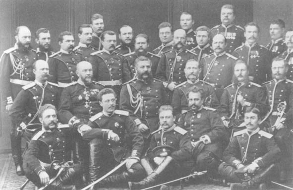 Suomen kaartin upseerit Turkin sodan j�lkeen. Keskell� kenraalimajuri Victor Procop�.